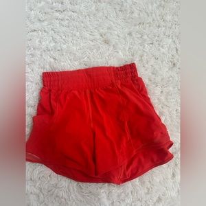 SIZE 4 lululemon Hotty hot high rise lined short 2.5”